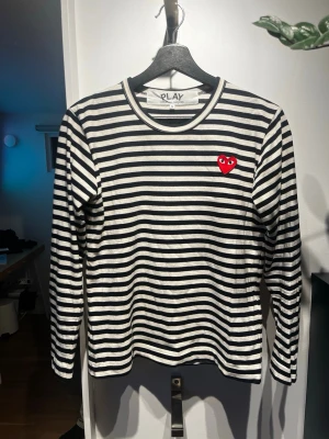 CDG longsleeve - Skick 9/10 | storlek S men sitter som XS | Tvättlappen bortklippt då den var extremt oskön