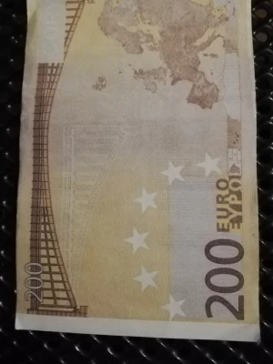 Eurosedlar filmrekvisit - 50 eurosedlar filmpengar säljs. 25 X 10 eurosedel och 25 X 200 eurosedel. Sedlar för filmrekvisita. Sedlarna är inte äkta pengar och är avsedda för användning i filmer och teaterproduktioner. De är gjorda av högkvalitativt papper och har en realistisk design. På framsidan av bägge 200 €U och 10 €U skriver: "Only for motion picture purposes pictures-copy", samt på baksidan av sedlar står synliga markeringar "copy". 10 eurosedel har samma serienummer: PB1616888888. 200 eurosedel ej serienummer.