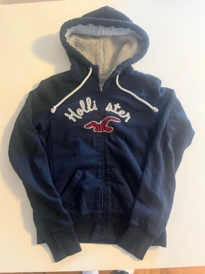 Två tröjor ifrån Hollister - Två väldigt snygga tröjor från Hollister i fint skick. Kom gärna med frågor osv 😁