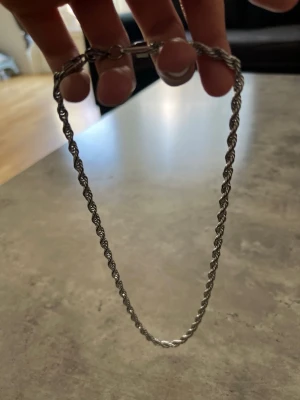 Rostfristål halsband Cordell  - Snyggt rostfristål halsband, Cordell. Passar alla väder men speciellt nu till sommar. Vid frågor va inte rädd att ställ :)