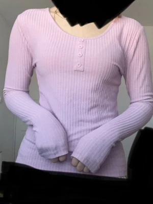 Ljusrosa ribbad långärmad topp - STORLEK M MEN KÄNNS SOM XS/S !! 💘