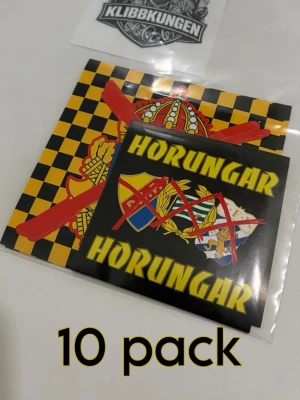 Klibbpack 1  - 10 pack med 5x Anti polis klistermärke och 5x horungar. Med ett av de starkaste limmen där ute så den sitter där du sätter den!  Anti polis är 11x11cm och horungar är 8x8 och priset för packet ligger på 50kr. Vill du köpa ett anpassat antal är de bara skriva till mig här på Plick!