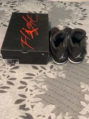 Svarta Air Jordan 4 Retro sneakers - Säljer ett par svarta Air Jordan 4 Retro sneakers. Box medföljer.