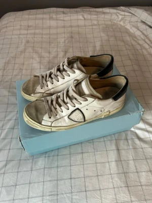 Phillip model - Säljer nu ett par Phillip models i ej brukbart skick , tänkte mest kolla om någon vill ha dom ståendes på en hylla eller som prydnad osv, tar plats så vill bli av med dom