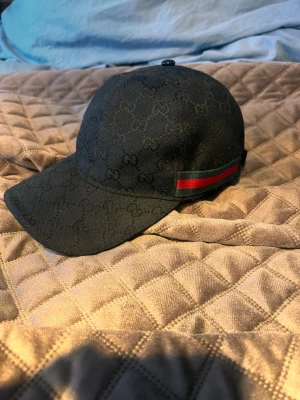 Svart keps från Gucci med logga - Gucci keps köpt i Stockholm. 100% äkta. Pris kan diskuteras vid en snabb och smidig affär🤝