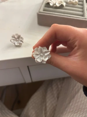 Vita Blom örhängen  - Säljer dessa söta blom örhängena. Säljer då jag inte använder dom längre.