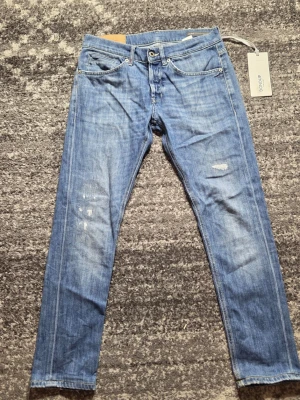 Dondup Jeans - Tienare! Salier ett par riktigt scyssta dondup jeans. Modellen är George. Skicket på jeansen är 9/10. Har du några frågor eller funderinga hör av dig // IC_RESELL