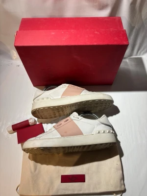 Valentino skor - Hej! Säljer nu mina skor från märket Valentino, storlek 38 bra skick, allt på bilden ingår. Tveka inte på att höra av dig om du har frågor eller funderingar kring skorna! 