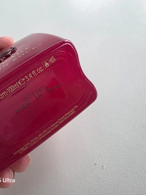 Amouage Crimson Rocks parfym 100ml - Lyxig parfym från Amouage, modellen Crimson Rocks. Flaskan är djup röd med gulddetaljer och har en elegant, kupolformad kork. Volymen är 100 ml. Flaskan har en exklusiv och modern design som verkligen sticker ut på parfymhyllan.