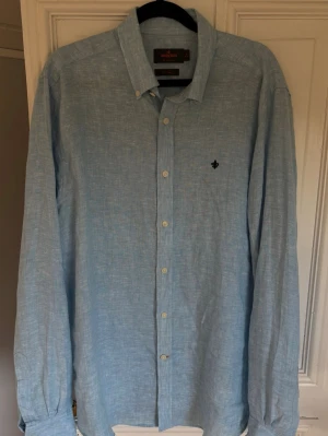 Morris linneskjorta  - Morris linneskjorta | Strolek: M | Nyskick använd max 3 gånger, perfekt till sommaren. | Inköpt i Göteborg | Pris ej hugget i sten, vid frågor eller fler bilder hör av er! 🤩