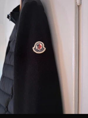  Cardigan  - Snygg svart  med klassisk logga på ärmen. Storlek XL men sitter Som M, skriv vid frågor eller funderingar och kom med bud😁!