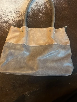 Beige och grå handväska i skinnimitation - Beige och grå maestro handväska med guld detaljer, 30 cm på bredden 25 cm på längden, skriv för frågor☺️