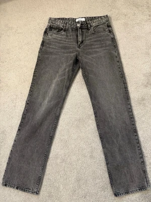 Grå raka jeans från Pull&Bear - As snygga högmidjade jeans men tyvärr så har dom aldrig kommit till någon användning 🤍Passar även M/38