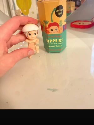 Sonny angel hippers harvest series svamp - I jättebra stick, jag köpte den i portugal och har ingen aning om den är fejk eller inte för att boxen ser helt riktigt ut men figuren står inte sonny angel. Men skriv om ni har frågor!