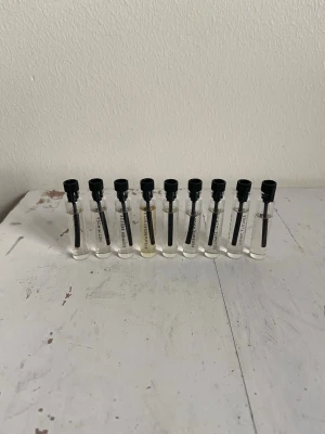 Essnce: Parfymprover  - Flaskorna rymmer 2ml parfym per flaska. Alla parfymflaskor är köpta i mars 2026. Parfymerna är öppnade en gång, annars är de oanvända.                                                                                Följande parfymer ingår: Cotton Clouds, Delicate Jasmine, Hot mimosa, Iconic flower,  Perenne amore, Signature Vang, Strawberry eclair, Summer breeze och Warm’n spicy