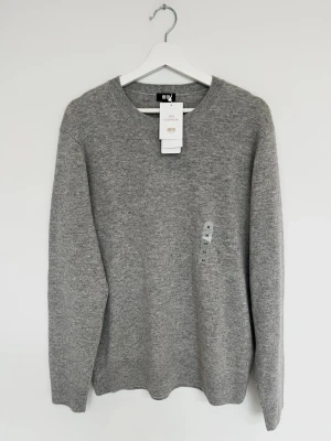 Uniqlo Grå Kashmir Tröja - Helt ny kashmir tröja från uniqlo! Alla lappar kvar så 100% ny. Modellen är ca 180, 70kg. Storlek M. Kontakta mig för fler frågor och funderingar!