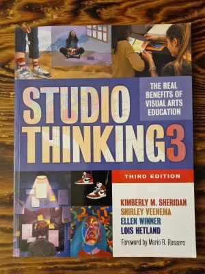 Studio Thinking 3 Third Edition - Studio Thinking 3 är en kursbok på engelska om visuell konstutbildning, skriven av Kimberly M. Sheridan, Shirley Veenema, Ellen Winner och Lois Hetland. Omslaget är lila med färgglada illustrationer och tydlig text. Perfekt för dig som pluggar konst, bild eller pedagogik.