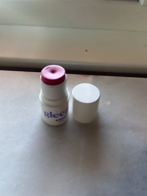 Gleeze Cheeky Blush stick rosa - Krämrouge i stickformat från Gleeze i en fin rosa nyans. Testad en gång på handen 