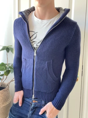 Boggi Milano cardigan  - Boggi Milano cardigan - liten på modellen. Inga defekter! Modellen i bilderna är 180 cm 75 kg och bär Storlek S men mer Xs , Kom med frågor! 🌟 (Kan gå ned i pris vid köp av paket 😉) 