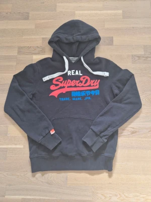 Superdry Hoodie - Säljer nu denna hoodien från "Superdry"| Storlek M | Svart | Japansk modell | Perfekt till våren nu | Inga defekter | Aldrig använd | Om du har några frågar eller funderingar skriv till mig😁 Obs skickar oftast direkt efter du köpt eller dagen efter | 