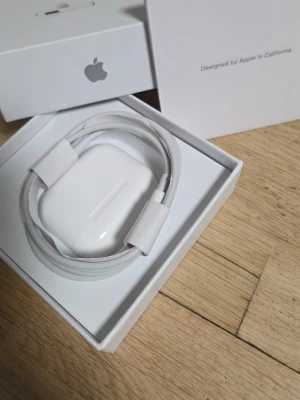 Apple AirPods Pro med laddningsetui - Säljer ett par vita Apple AirPods Pro med trådlöst laddningsetui och USB-C laddningskabel. Snygg och stilren design i blankt plastmaterial, perfekt för dig som vill ha grymt ljud och smidig anslutning till din iPhone eller annan Apple-enhet.