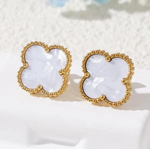 Fyrklöver-örhängen  - Fyrklöver-örhängen i rostfritt stål, pläterade med 18k guld. Väldigt fina och tidlösa, 15 mm – passar till alla tillfällen och med mycket hög kvalitet.