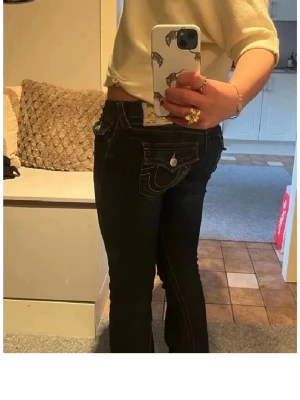 True Religion - Så snygga true religion som är få använt, de finns dock en liten skada men den är fixat vid innerlåret vid en skädderska. Uppsydd men går att lossna bort, eftersom jag är kort. 