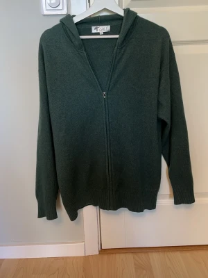 Kashmir-Hoodie  - Säljer en grön kashmir kofta från Lotti P. Tröjan är lite liten i storleken, men annars i utmärkt skick 👌. Hör gärna av dig vid frågor!