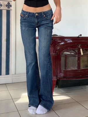 Lågmidjade jeans  - Lågmidjade jeans från lovejeans. Midjemått: 79,5 cm innerbenslängd: 82 cm