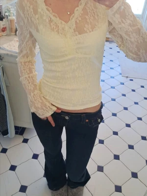 vit spetströja med v-ringning - superfin vit/krämvit långärmad tröja med spets och v-ringning💕 tröjan har ett blommigt spetsmönster och är öppen I ryggen. den har ett mjukt o mysigt materia längst fram. säljer pga att den tyvärr sitter för löst på mig. 