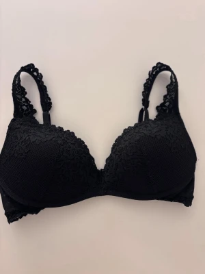 Intimissimi svart bh - Säljer den trendiga svarta push-up bh:n från Intimissimi med spetsdetaljer. Köpte för en veckan sedan men säljer då den var för liten.💕 hör av er vid frågor, pris kan diskuteras💕💕