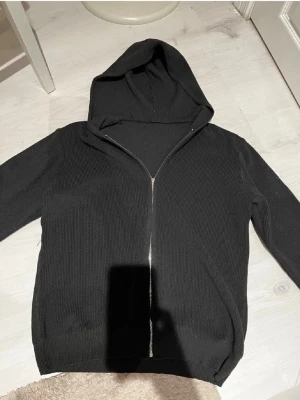 Hoodie - Svart stickad hoodie från Axel luxe . Använd endast ett fåtal gånger. Nypris ungefär 400 kr. Inget tecken på användning . Fraktar samma dag 💯