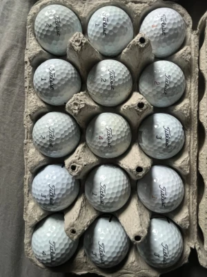 Vita golfbollar från Titleist - Säljer ett gäng vita golfbollar från Titleist. Klassisk design med dimpled yta och märkning i svart och rött. Perfekta för dig som vill fylla på golfbagen inför säsongen. Både A, B och C klass.  200kr per låda, priset kan diskuteras! 3 lådor för 500kr