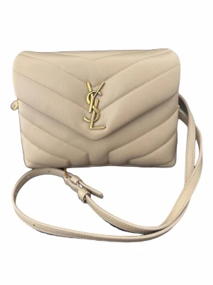 Beige axelväska från Saint Laurent - Snygg beige axelväska från Saint Laurent i mjukt läder med quiltat mönster och guldfärgat YSL-emblem framtill. Väskan har justerbar axelrem och klassisk kuvertformad design som ger en lyxig vibe.