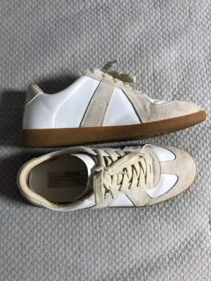 Beige sneakers - Säljer ett par ghats. Dessa har bara används en dag och har inga hål eller defekter!
