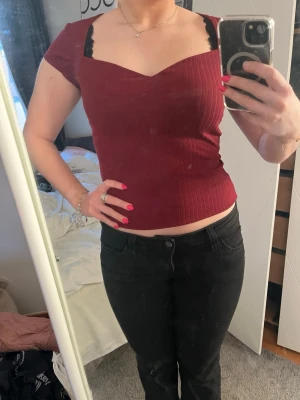 Vinröd topp - Vinröd topp från Annafield inga defekter, säljer pga kommer ej till användning 