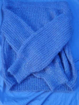 glittrig stickad tröja Gina Tricot - Mysig stickad tröja från Gina Tricot med glittriga inslag. Tröjan har lång ärm och ribbad struktur som ger en trendig look. Perfekt för dig som vill ha något extra till din outfit.