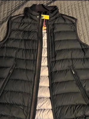 Svart dunväst från Parajumpers - Stilren svart dunväst från Parajumpers har inte använde den på jätte länge sen och den passar inte mej längte den är i stolek S och har använde den bara en gång för 2 år sedan och den har inga hål eller något skada den är som nytt.