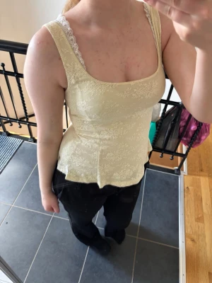 söt gul topp! - Supersöt ljusgul topp från gina tricot, storlek XS. Köpt av någon annan från vinted, där var den nästan som ny. Inga defekter alls, tror inte den finns längre på gina inget jag hittar iaf💓 pris kan diskuteras💛