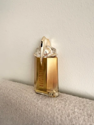Mugler Alien EDP 60ml  - Alien parfym från Mugler i en snygg guldig flaska med kristalliknande detaljer. Använd nån få gång så ungefär 80% kvar om inte mer i flaskan. Nypris: ca 1000kr 