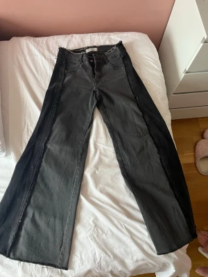 Utsvängda jeans storlek 36 - Utsvängda jeans storlek 36 köpta i Mexiko 💖💖 Mycket bra skick! 