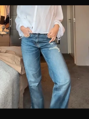 Zara Jeans - TRF wide leg Zara jeans med midrise som inte säljs längre. Lagt till ett eget hål som syns på sista bilden, aldrig använda💕💕