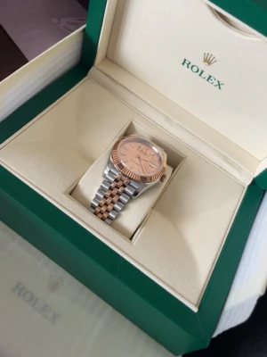 Silvrig klocka  - Snygg silvrig klocka med roseguld. 40mm