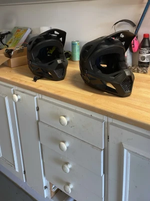 Fox enduro hjälmar - Säljer två svarta Fox full face enduro hjälmar i gott skicka både är använda runt 15 gånger per hjälm, säljer båda för 1200 eller en för 700 och pris kan diskuteras, ny pris runt 1700kr en av dom är barn small och den andra är barn large, ni kan kolla upp storleks guide på fox hemsida