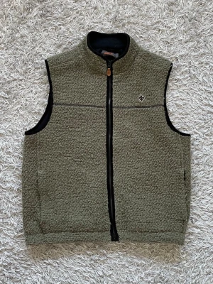 Morris ullväst - Säljer en riktigt skön och trendig Morris väst! | Mycket fint skick har använts lite. | Storlek S. | Ställ gärna frågor innan du köper!