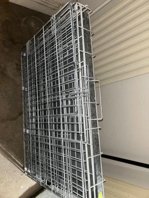 Hopfällbar metallbur i silver - Säljer en hopfällbar bur i silverfärgad metall med handtag på sidan. Perfekt för transport eller förvaring av djur eller andra saker. Burens gallerkonstruktion gör den stabil och luftig. Nypris 599kr