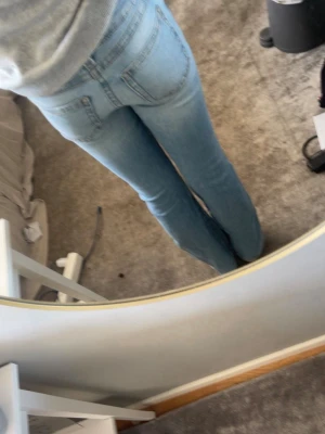 Ljusblå bootcut jeans - Säljer ett par ljusblå bootcut jeans från Gina som inte säljs längre från butik, säljer dessa pågrund av att dom är förkorta för mig, dom ser helt nya ut och skador jätte fint skick har använt dom typ 2 gånger bara kom för fler frågor 