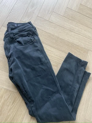 Svarta stretchjeans från Replay - Snygga svarta jeans från Replay med Hyperflex-material som ger extra stretch och komfort. Klassisk femficksmodell med smal passform och normal midja. Perfekta för dig som vill ha ett par stilrena och bekväma jeans till vardags. Använda bara några enstaka gånger så super bra skick 9,5/10.