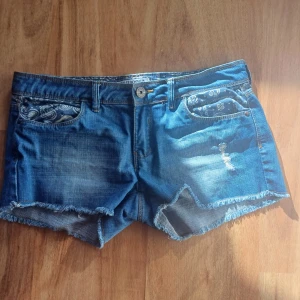 Blå jeansshorts med fransig kant - Snygga blå jeansshorts som har används väldigt få gånger