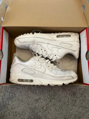 Nike Air Max 90 vita sneakers - Dom har skavanker inuti och är lite smutsiga men det går att ta bort 